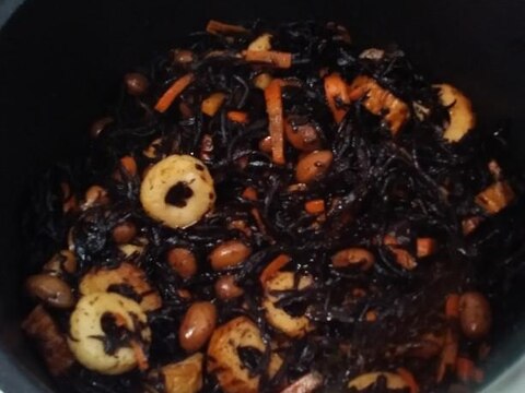 ひじきと大豆とちくわと人参の煮物